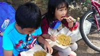 Lihat Anak-anak Ini Makan Kerak Telor, Bikin Ngiler Deh