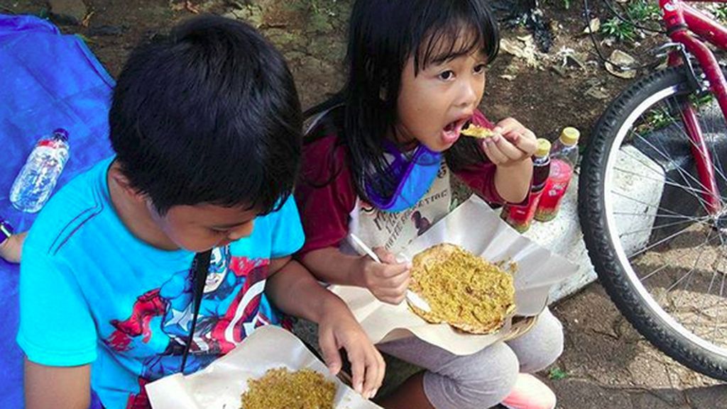 Lihat Anak-anak Ini Makan Kerak Telor, Bikin Ngiler Deh Lihat Anak-anak Ini Makan Kerak Telor, Bikin Ngiler Deh