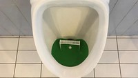Jamban yang ditemui di sebuh hotel di Saint Petersburg ini pun ikut bergaya dengan nuansa sepakbola. Ada gawangnya! (Foto: Sebastian Rocandio/Reuters)