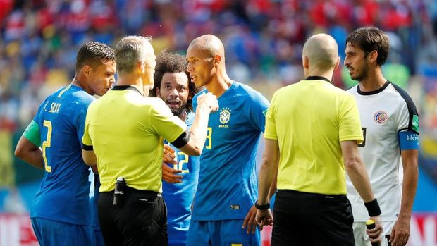 Timnas Brasil terus menekan pertahanan Kosta Rika.