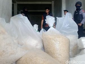 Polisi Bawa Sampel Mi Instan Kedaluwarsa ke Laboratorium Polisi Bawa Sampel Mi Instan Kedaluwarsa ke Laboratorium