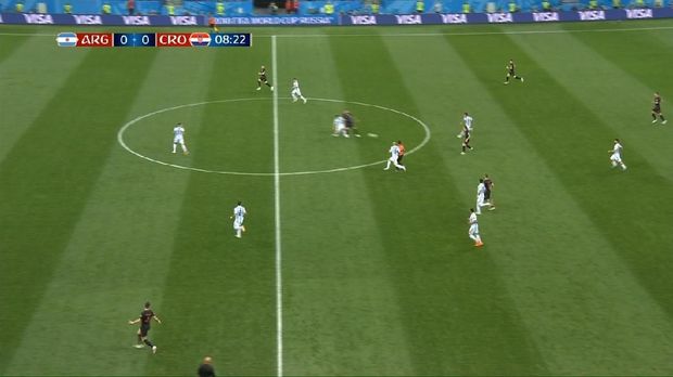 Kembali Perisic dalam posisi terbuka, dia meminta bola pada rekannya