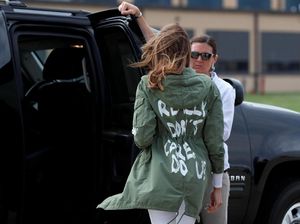 Jaket Kontroversial Melania Trump Kini Dijual 20 Kali Lipat Lebih Mahal