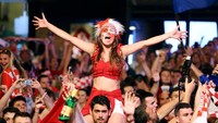 Kemenangan itu membuat suasan nonton bareng suporter Kroasia semakin meriah saat gol-gol dari timnas kebanggan mereka merobek gawang Tim Tango. Antonio Bronic/Reuters.