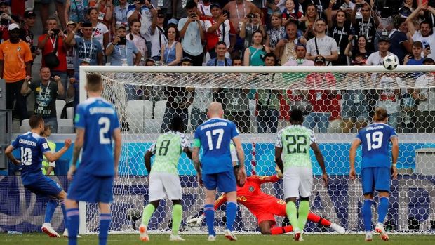 Gylfi Sigurdsson gagal mencetak gol melalui ekskekusi penalti. (