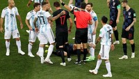 Pertandingan berlangsung keras. Kedua tim yang ngotot memenangkan pertandingan saling sikut di lapangan. Alhasil banyak protes terjadi saat pertandingan. (Reuters/Carlos Barria.)