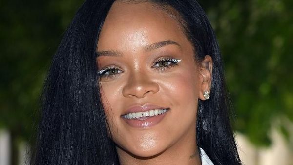 Pakai Eyeliner Putih, Rihanna Curi Perhatian di Fashion Show Louis Vuitton