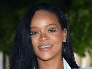 Pakai Eyeliner Putih, Rihanna Curi Perhatian di Fashion Show Louis Vuitton