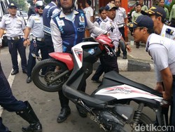 Video: Pemotor Kocar-kacir Hindari Razia Parkir Liar