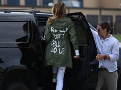 Jaket Melania Trump Saat Kunjungi Anak-anak Imigran Bikin Heboh