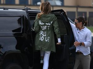 Jaket Melania Trump Saat Kunjungi Anak-anak Imigran Bikin Heboh Jaket Melania Trump Saat Kunjungi Anak-anak Imigran Bikin Heboh
