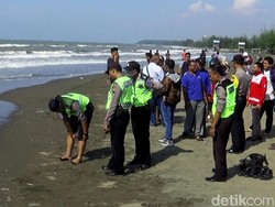 Seorang Bocah Hilang Tergulung Ombak di Pantai Sigandu Batang