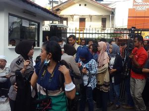 Polisi Cek Tas Hingga ID Card Pengunjung Sidang Aman Abdurrahman