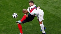 Olivier Giroud berebut bola dengan Alberto Rodriguez. Reuters/Andrew Couldridge.