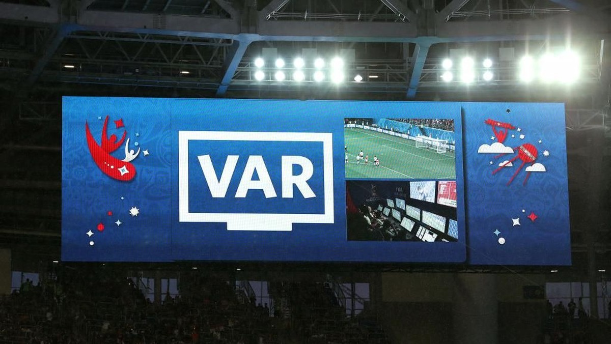 Pemain yang meminta VAR di kompetisi UEFA akan dapat kartu kuning (Foto: Getty Images)