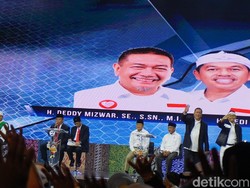 Debat Cagub Jabar, Deddy Mizwar Tuntaskan Pantun Ikan Tongkol