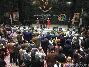 Malam HUT DKI Ke-491, Anies-Sandi Bersulang Bir Pletok