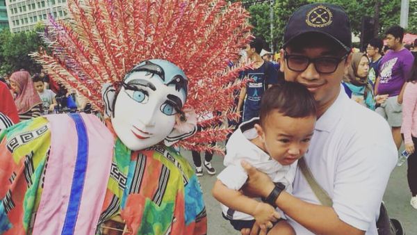 Lucu! Beragam Ekspresi Anak-anak Saat Berfoto dengan Ondel-ondel