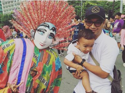 Lucu! Beragam Ekspresi Anak-anak Saat Berfoto dengan Ondel-ondel