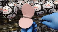 Begini penampilan dalam sosis bergaya bola yang diproduksi oleh perusahaan Tavr untuk Piala Dunia 2018. (Foto: Sergey Pivovarov/Reuters)