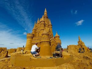 Istana Patung Pasir Disney hingga Star Wars Hiasi Pantai Belgia