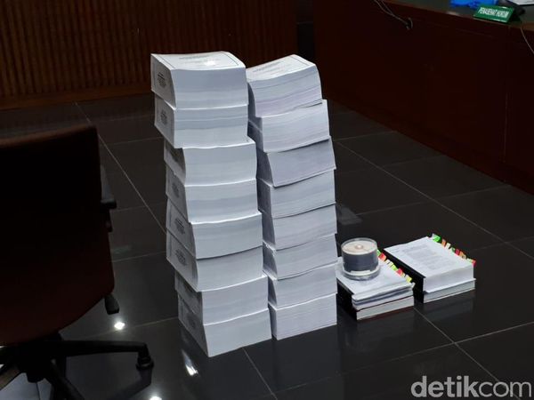 Ini Tumpukan 2 Ribu Lembar Pleidoi yang Dipamerkan Fredrich Yunadi