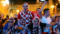 Tak hanya kaum hawa, Beginilah reaksi bahagia para suporter setelah kemenangan telak Kroasia atas Argentina. Antonio Bronic/Reuters.