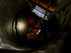 Damkar Selamatkan Kucing yang Terjebak di Sumur Tua Tebet