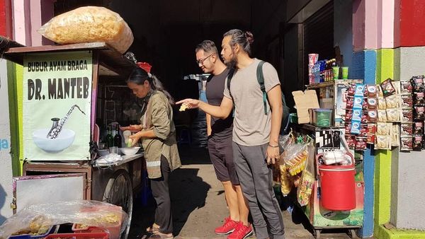 Serunya Dwi Sasono Bersama Keluarga Saat Makan Kelapa Muda Hingga Bubur Ayam