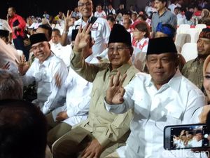 Acungkan 3 Jari, Prabowo Hadir di Arena Debat Cagub Jabar Acungkan 3 Jari, Prabowo Hadir di Arena Debat Cagub Jabar