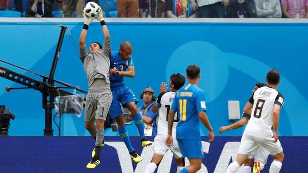 Lini pertahanan Kosta Rika mulai kesulitan membendung serangan Brasil.