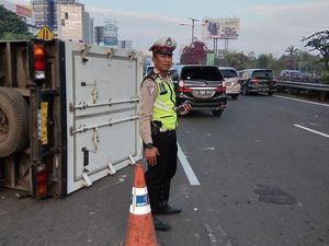 Truk Boks Terguling di Tol Sedyatmo arah Bandara Soetta