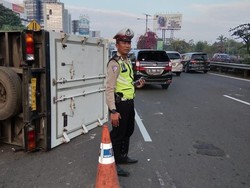 Truk Boks Terguling di Tol Sedyatmo arah Bandara Soetta