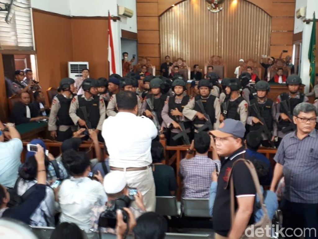 Belasan Polisi Bersenjata Pagari Aman Abdurrahman yang Divonis Mati Belasan Polisi Bersenjata Pagari Aman Abdurrahman yang Divonis Mati