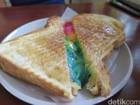 Mencicip Sandwich Unicorn Warna-warni di Stillwater Coffee & Co Gunawarman