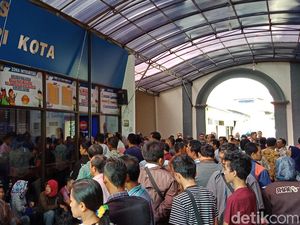 Pemohon SIM Membludak, Polisi Kediri Tambah Jam Kerja