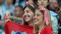 Kebahagiaan para suporter cantik ini menjadi ekspresi yang paling banyak terlihat di suporter Kroasia setelah kemenangan mereka atas Argentina membawa Vatreni menjadi pemimpin puncak klasemen sementara Grup D. Lucy Nicholson/Reuters.