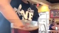 Viral, Pegawai Resto Cepat Saji Aduk Teh dengan Tangan