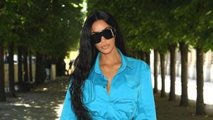Kembali ke Paris Setelah Dirampok, Kim Kardashian Tampil Sederhana