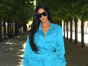 Kembali ke Paris Setelah Dirampok, Kim Kardashian Tampil Sederhana Kembali ke Paris Setelah Dirampok, Kim Kardashian Tampil Sederhana