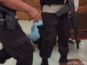 Divonis Mati, Aman Abdurrahman Langsung Sujud di Ruang Sidang
