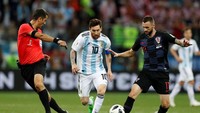 Lionel Messi yang menjadi tumpuan Argentina, kesulitan melancarkan serangan. Ia mendapat pengawalan ketat sepanjang laga dari pemain Kroasia. (Reuters/Matthew Childs.)