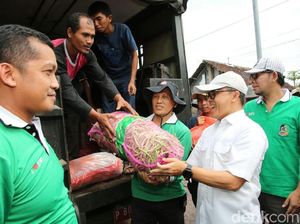 Warga Banyuwangi Kompak Bantu Penanganan Korban Banjir Bandang Warga Banyuwangi Kompak Bantu Penanganan Korban Banjir Bandang
