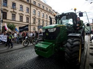 Naik Traktor, Petani Slovakia Gelar Demo Anti-Pemerintah