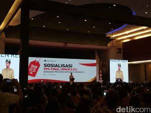 Pakai Baju Adat Bali, Jokowi Sosialisasi Tarif Pajak UMKM 0,5% Pakai Baju Adat Bali, Jokowi Sosialisasi Tarif Pajak UMKM 0,5%