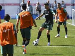 Ronaldo akan kembali diandalkan Portugal untuk bikin gol. Ia pun berusaha memenuhi ekspektasi dengan berlatih tekun agar bisa terus tampil oke. (Foto: FRANCK FIFE/AFP)