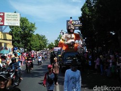Meriahnya Tradisi Larung Sesaji Sedekah Laut di Rembang