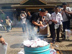Jelang Pilkada, KPU Jambi Musnahkan Surat Suara Rusak
