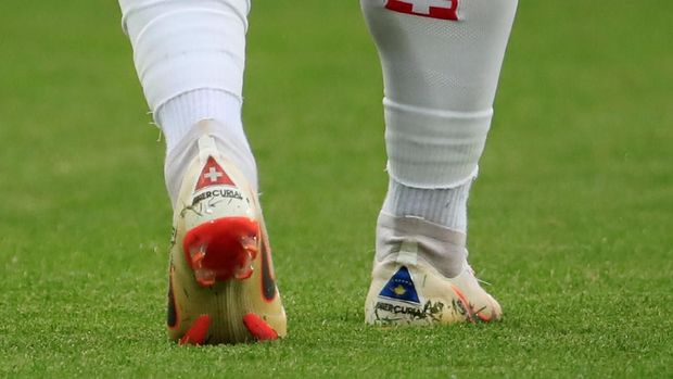 Dua bendera berbeda di sepatu Xherdan Shaqiri.