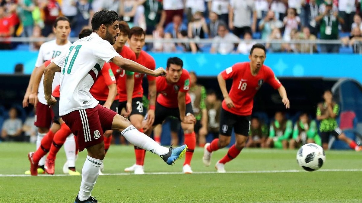 Carlos Vela membawa Meksiko unggul 1-0 atas Korea Selatan lewat penalti di menit ke-26. (Foto: Elsa/Getty Images)